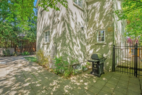 Courtyard - 441 Av. Portland, Mont-Royal, QC - Outdoor