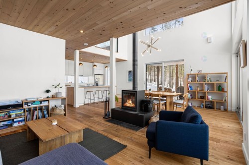 Salon - 25 Ch. Des Perséides, Sainte-Béatrix, QC - Indoor With Fireplace