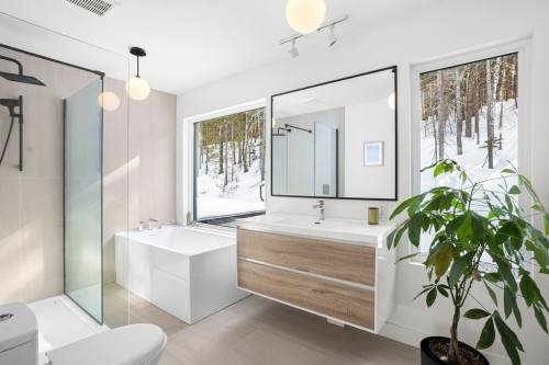 Salle de bains attenante à la CCP - 25 Ch. Des Perséides, Sainte-Béatrix, QC - Indoor Photo Showing Bathroom