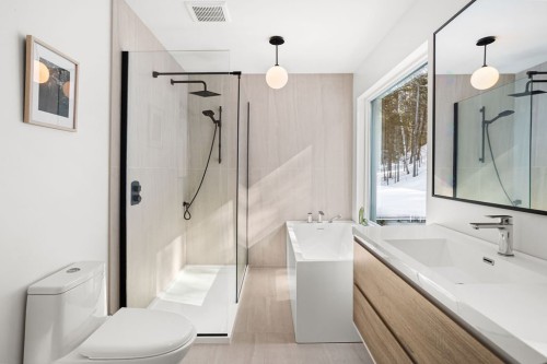 Salle de bains attenante à la CCP - 25 Ch. Des Perséides, Sainte-Béatrix, QC - Indoor Photo Showing Bathroom