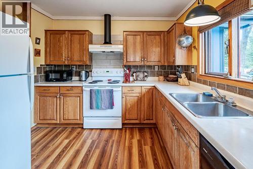 6051 Pine Ridge Road, Kaslo, BC - Indoor Photo Showing Kitchen With Double Sink