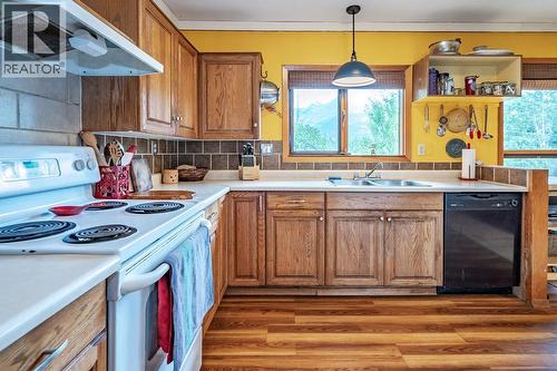 6051 Pine Ridge Road, Kaslo, BC - Indoor Photo Showing Kitchen With Double Sink
