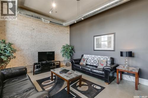 401 73 24Th Street E, Saskatoon, SK - Indoor Photo Showing Living Room