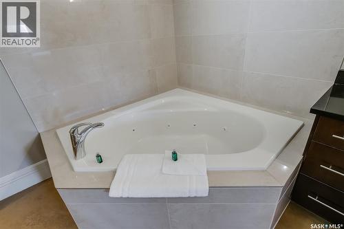 401 73 24Th Street E, Saskatoon, SK - Indoor Photo Showing Bathroom
