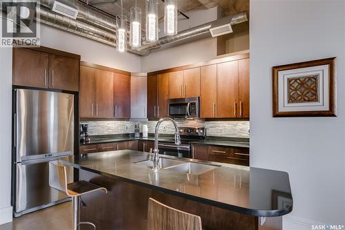401 73 24Th Street E, Saskatoon, SK - Indoor Photo Showing Kitchen With Double Sink