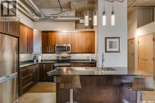 401 73 24Th Street E, Saskatoon, SK - Indoor Photo Showing Kitchen With Double Sink With Upgraded Kitchen