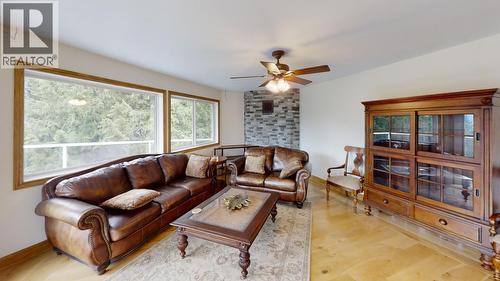 245 Rainbow Ridge Road, Procter, BC - Indoor Photo Showing Living Room