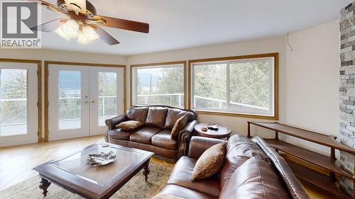 245 Rainbow Ridge Road, Procter, BC - Indoor Photo Showing Living Room