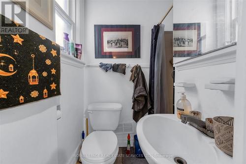 58 East Avenue S, Hamilton, ON - Indoor Photo Showing Bathroom