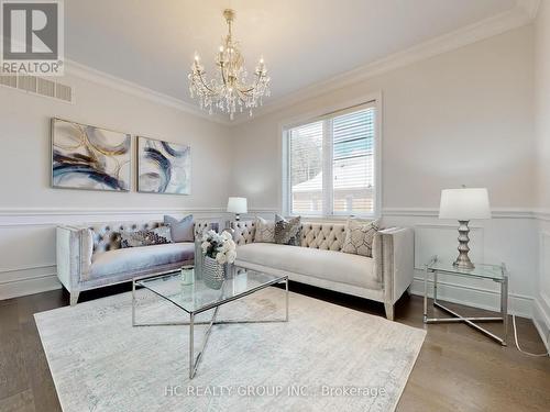 99 Coon'S Road, Richmond Hill, ON - Indoor Photo Showing Living Room