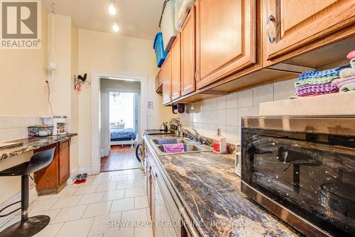 30 Brook Street, Cambridge, ON - Indoor Photo Showing Kitchen With Double Sink