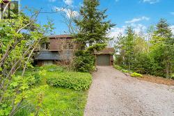 UPPER - 46 LAKESIDE DRIVE  Grimsby, ON L3M 2L2