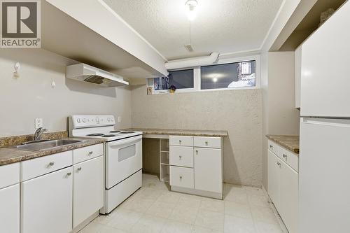 5187 Chute Lake Crescent, Kelowna, BC - Indoor Photo Showing Kitchen