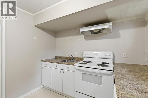 5187 Chute Lake Crescent, Kelowna, BC - Indoor Photo Showing Kitchen