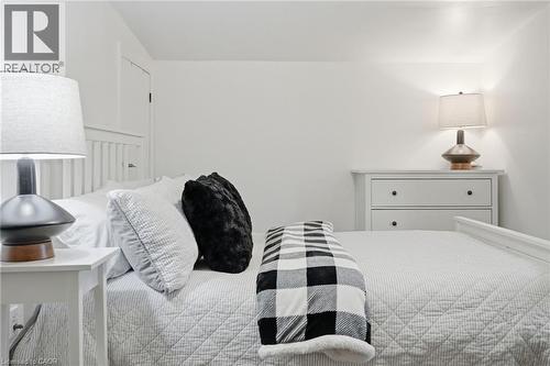 44 Whitfield Avenue, Hamilton, ON - Indoor Photo Showing Bedroom