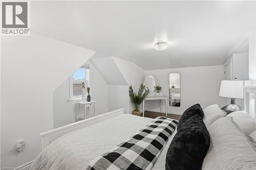 44 Whitfield Avenue, Hamilton, ON - Indoor Photo Showing Bedroom