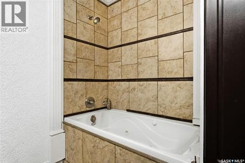 960 Mccarthy Boulevard, Regina, SK - Indoor Photo Showing Bathroom