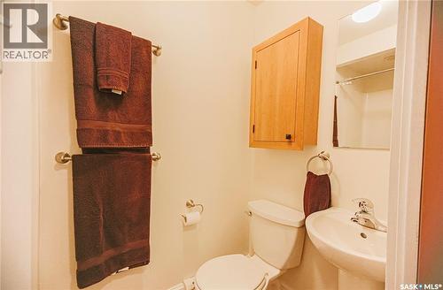 718 Saskatchewan Crescent E, Saskatoon, SK - Indoor Photo Showing Bathroom