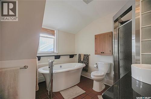 718 Saskatchewan Crescent E, Saskatoon, SK - Indoor Photo Showing Bathroom