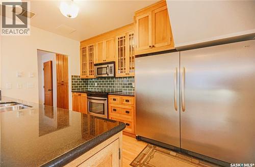 718 Saskatchewan Crescent E, Saskatoon, SK - Indoor Photo Showing Kitchen