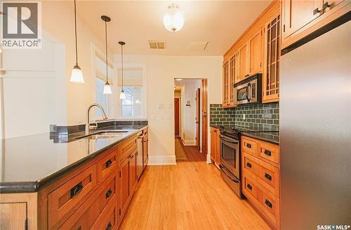 718 Saskatchewan Crescent E, Saskatoon, SK - Indoor Photo Showing Kitchen With Upgraded Kitchen