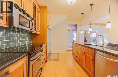 718 Saskatchewan Crescent E, Saskatoon, SK - Indoor Photo Showing Kitchen With Upgraded Kitchen