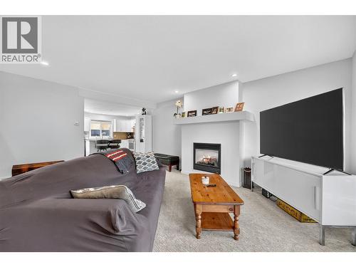 982 Paret Crescent, Kelowna, BC - Indoor Photo Showing Living Room With Fireplace