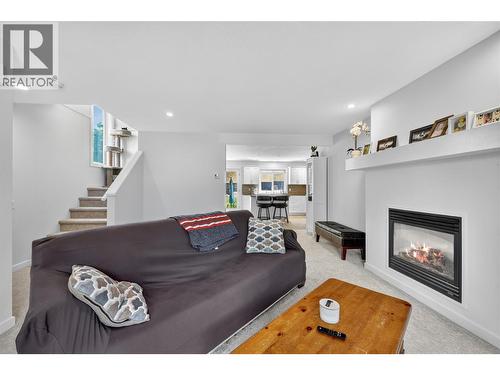 982 Paret Crescent, Kelowna, BC - Indoor Photo Showing Living Room With Fireplace