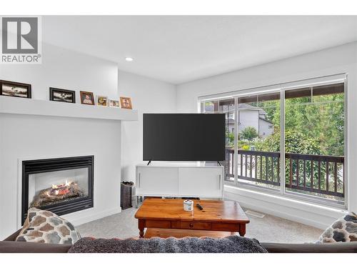 982 Paret Crescent, Kelowna, BC - Indoor Photo Showing Living Room With Fireplace