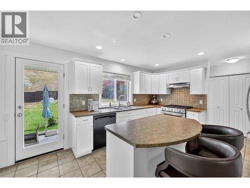 982 Paret Crescent, Kelowna, BC - Indoor Photo Showing Kitchen