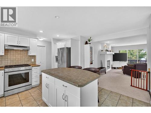 982 Paret Crescent, Kelowna, BC - Indoor Photo Showing Kitchen