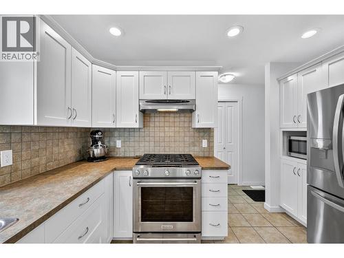 982 Paret Crescent, Kelowna, BC - Indoor Photo Showing Kitchen