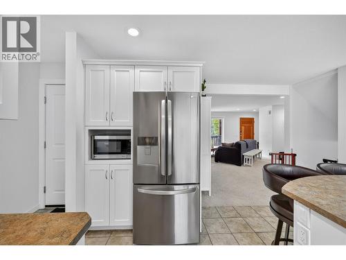 982 Paret Crescent, Kelowna, BC - Indoor Photo Showing Kitchen