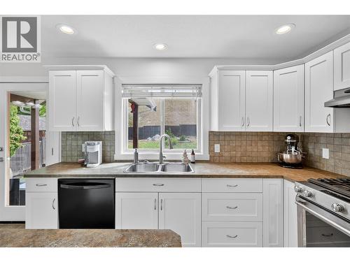982 Paret Crescent, Kelowna, BC - Indoor Photo Showing Kitchen With Double Sink