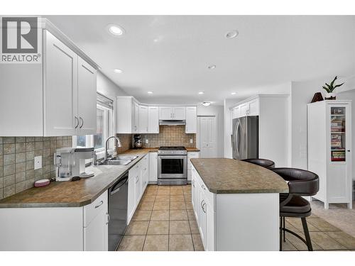 982 Paret Crescent, Kelowna, BC - Indoor Photo Showing Kitchen With Upgraded Kitchen
