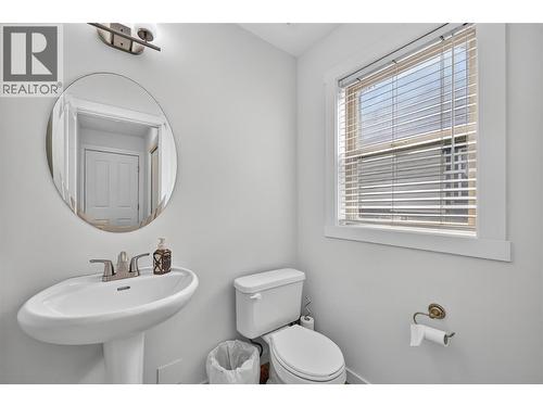 982 Paret Crescent, Kelowna, BC - Indoor Photo Showing Bathroom