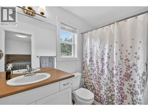 982 Paret Crescent, Kelowna, BC - Indoor Photo Showing Bathroom