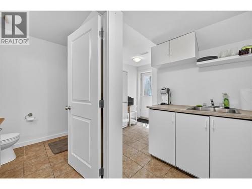 982 Paret Crescent, Kelowna, BC - Indoor Photo Showing Bathroom