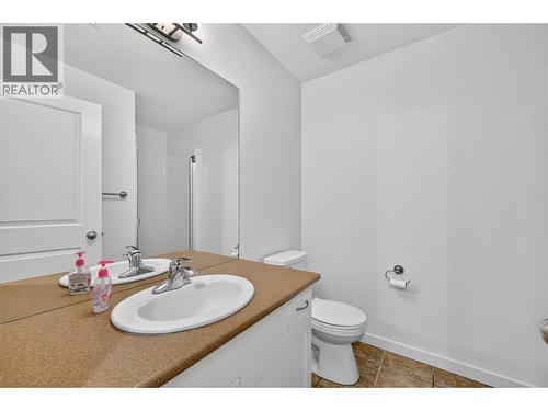 982 Paret Crescent, Kelowna, BC - Indoor Photo Showing Bathroom