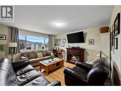 800 Valhalla Drive Unit# 3, Kamloops, BC - Indoor Photo Showing Living Room With Fireplace