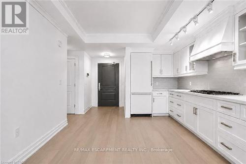 1102 - 2060 Lakeshore Road, Burlington, ON - Indoor Photo Showing Kitchen With Upgraded Kitchen