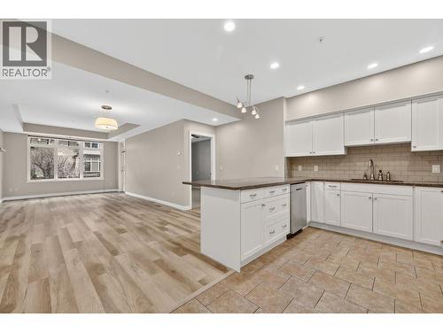 3832 Old Okanagan Highway Unit# 3105, West Kelowna, BC - Indoor Photo Showing Kitchen With Upgraded Kitchen