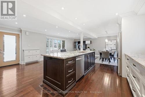 383 Cosburn Crescent, Burlington, ON - Indoor Photo Showing Kitchen With Upgraded Kitchen