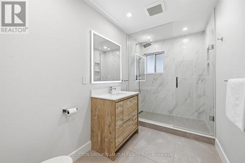 383 Cosburn Crescent, Burlington, ON - Indoor Photo Showing Bathroom