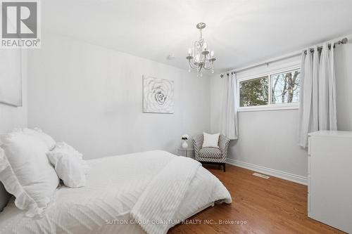 383 Cosburn Crescent, Burlington, ON - Indoor Photo Showing Bedroom