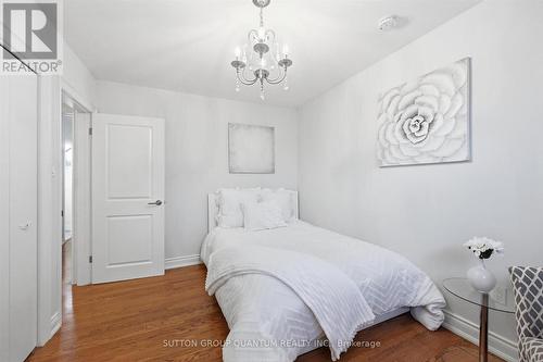 383 Cosburn Crescent, Burlington, ON - Indoor Photo Showing Bedroom