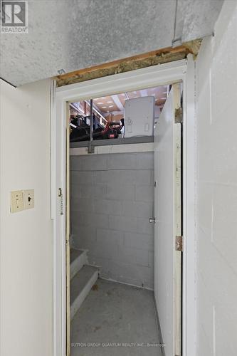 383 Cosburn Crescent, Burlington, ON - Indoor Photo Showing Garage