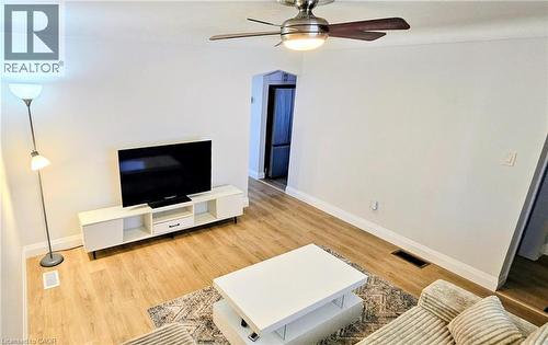 111 Castlefield Drive, Hamilton, ON - Indoor Photo Showing Living Room