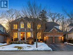 562 GLADWYNE COURT  Mississauga, ON L5H 4L4