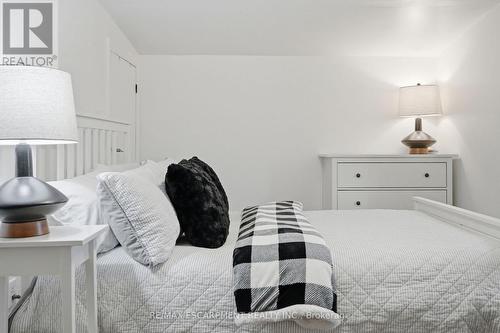 44 Whitfield Avenue, Hamilton, ON - Indoor Photo Showing Bedroom